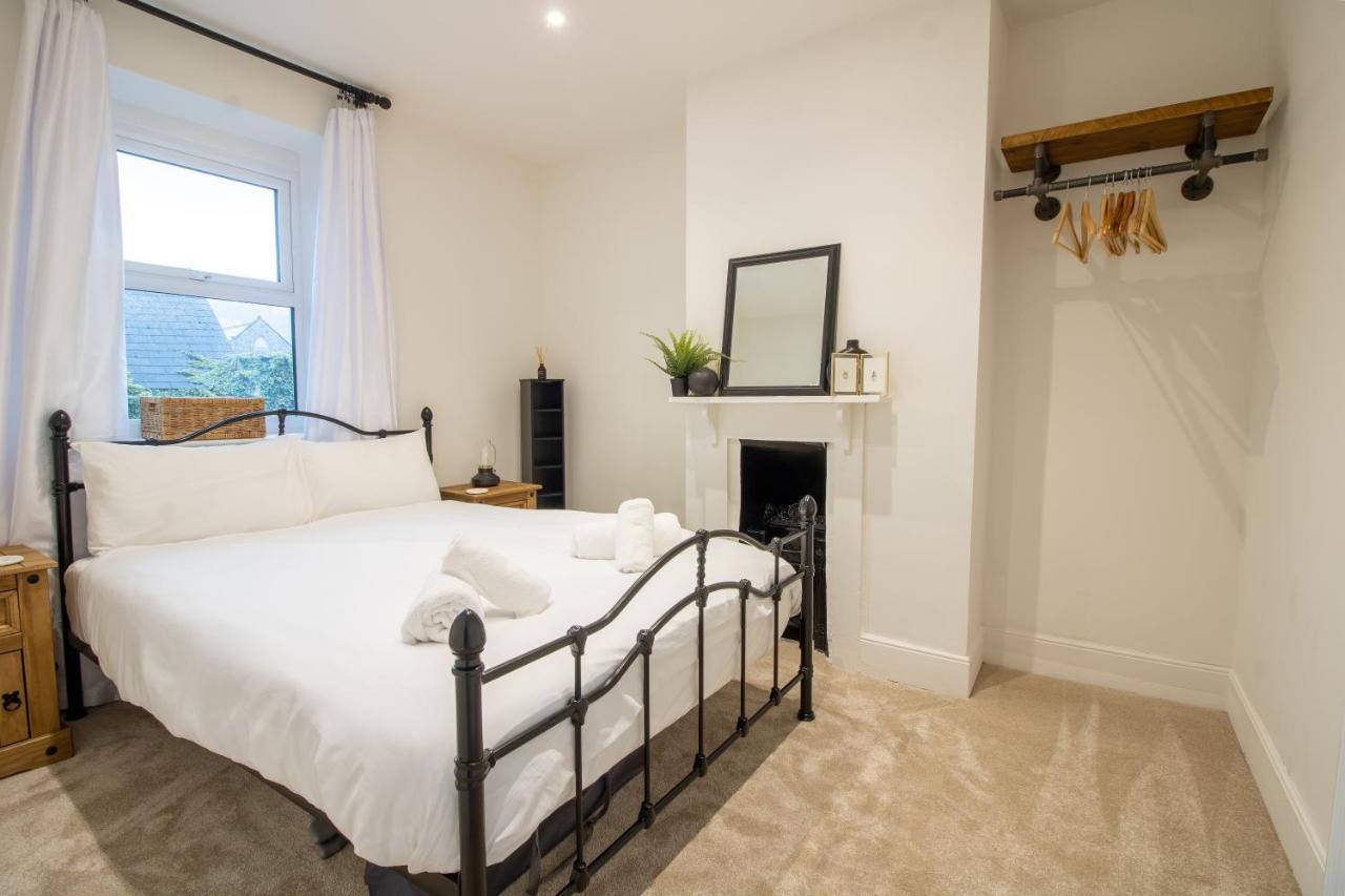 Stylish And Modern Town Centre End-Of Terrace Home ニュートン・アボット エクステリア 写真