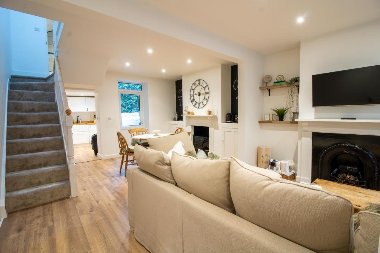 Stylish And Modern Town Centre End-Of Terrace Home ニュートン・アボット エクステリア 写真