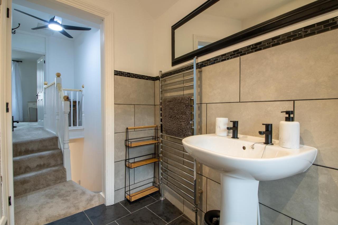 Stylish And Modern Town Centre End-Of Terrace Home ニュートン・アボット エクステリア 写真