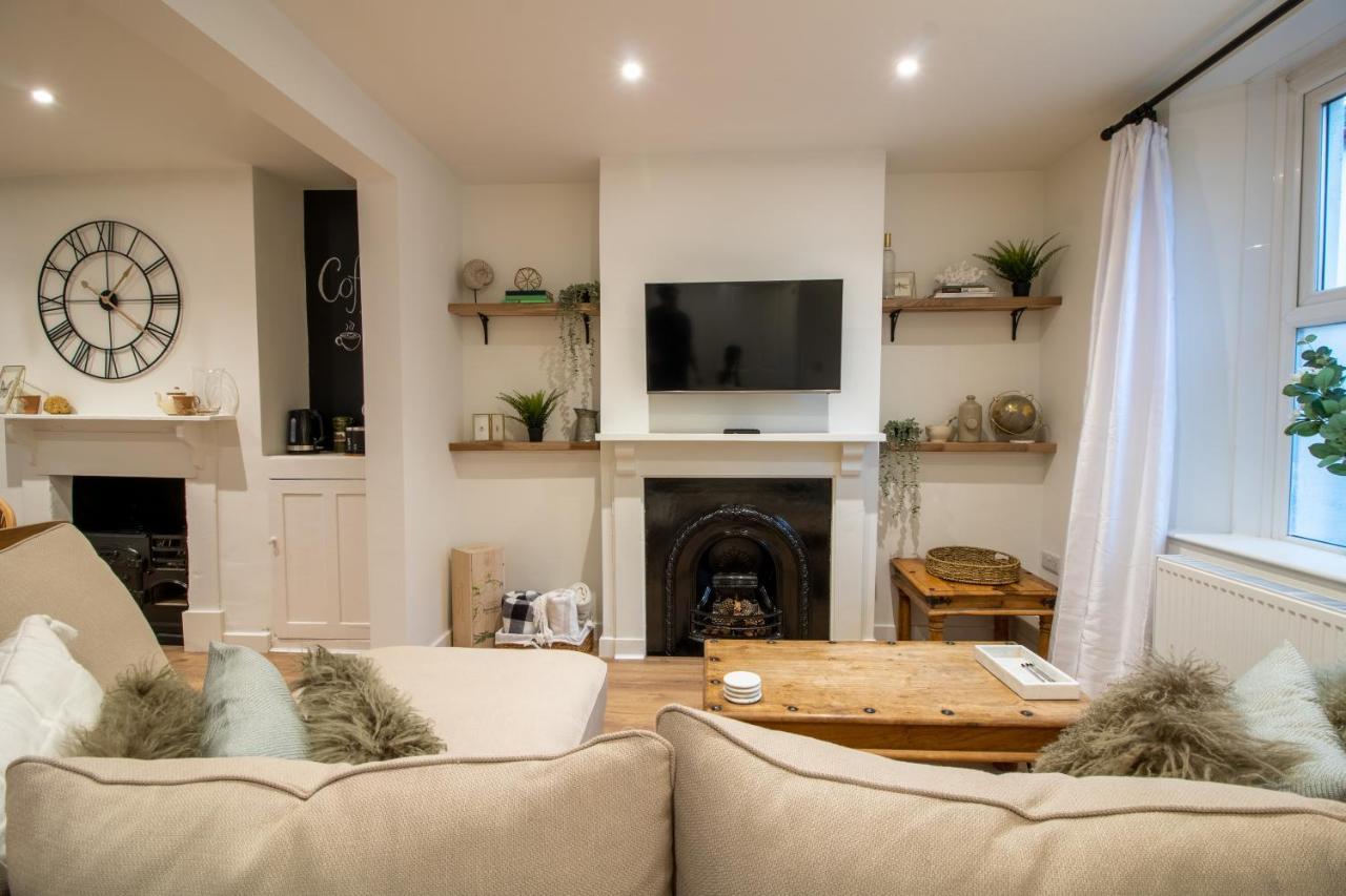 Stylish And Modern Town Centre End-Of Terrace Home ニュートン・アボット エクステリア 写真