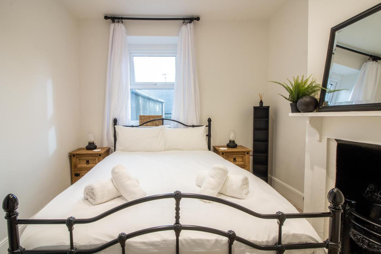 Stylish And Modern Town Centre End-Of Terrace Home ニュートン・アボット エクステリア 写真