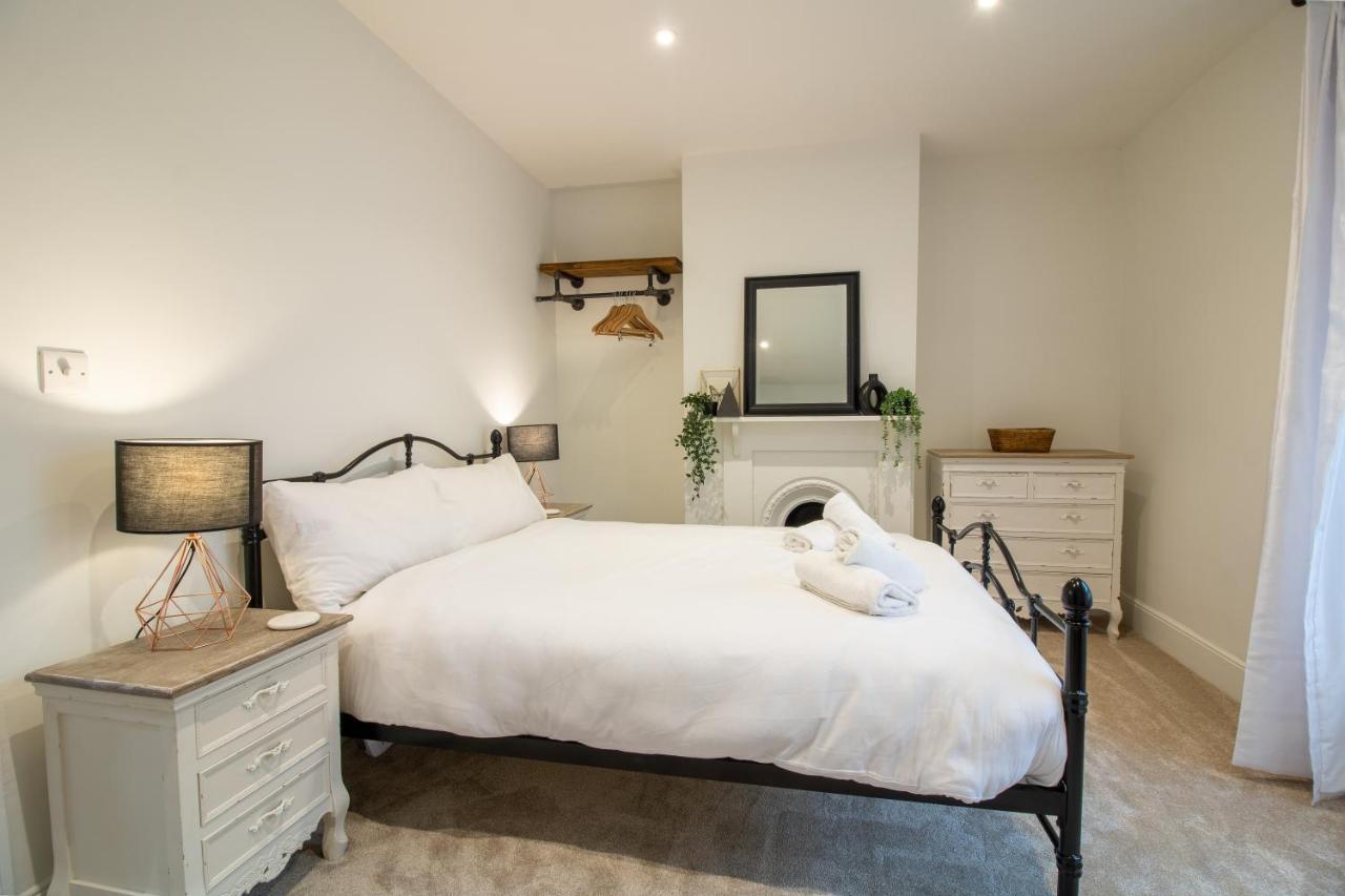 Stylish And Modern Town Centre End-Of Terrace Home ニュートン・アボット エクステリア 写真