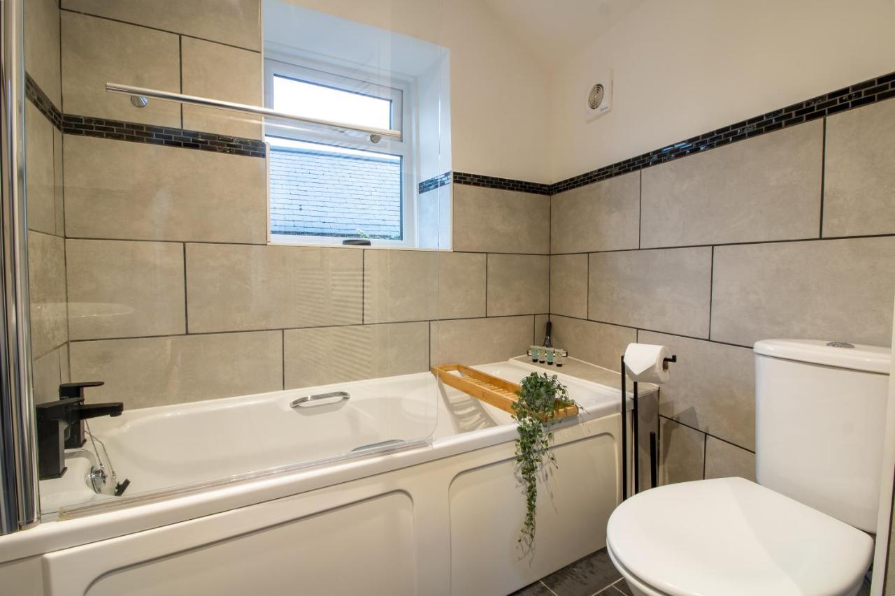 Stylish And Modern Town Centre End-Of Terrace Home ニュートン・アボット エクステリア 写真